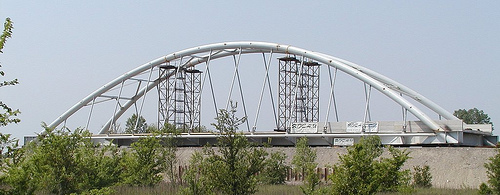 Ponte stradale in acciaio ad arco